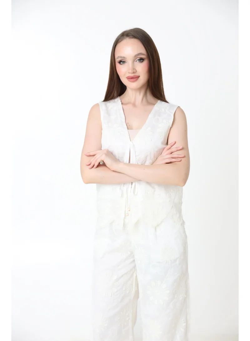 2TRENDY White blazer with a formal design