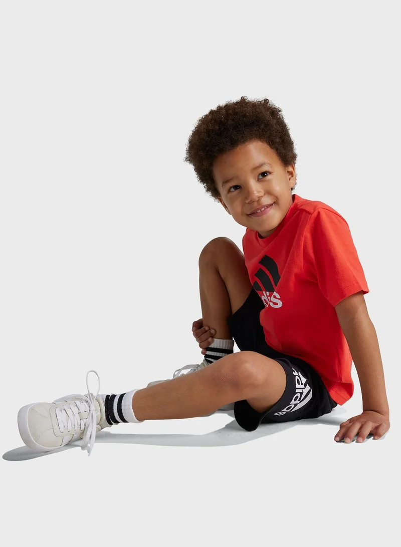 adidas تيشيرت كلاسيكي للأطفال بطبعة شعار الماركة