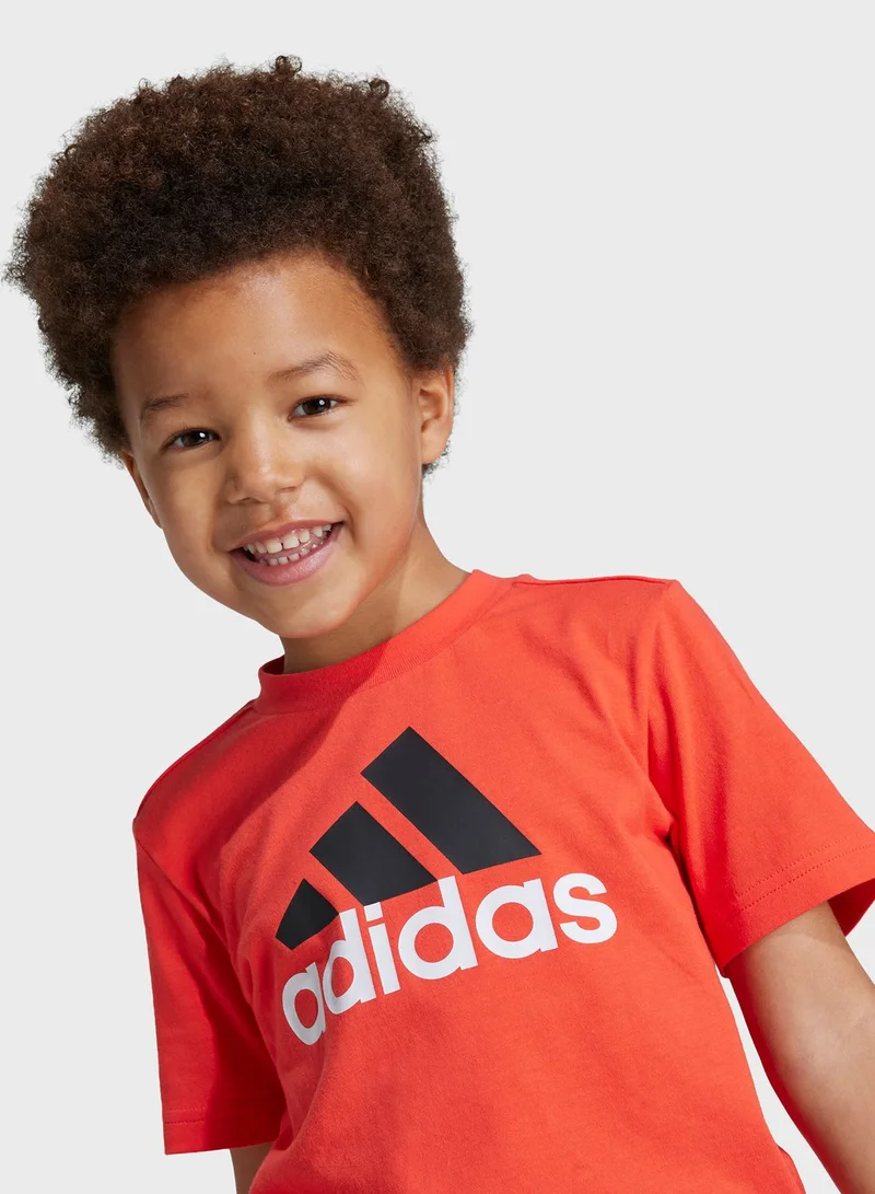 adidas تيشيرت كلاسيكي للأطفال بطبعة شعار الماركة