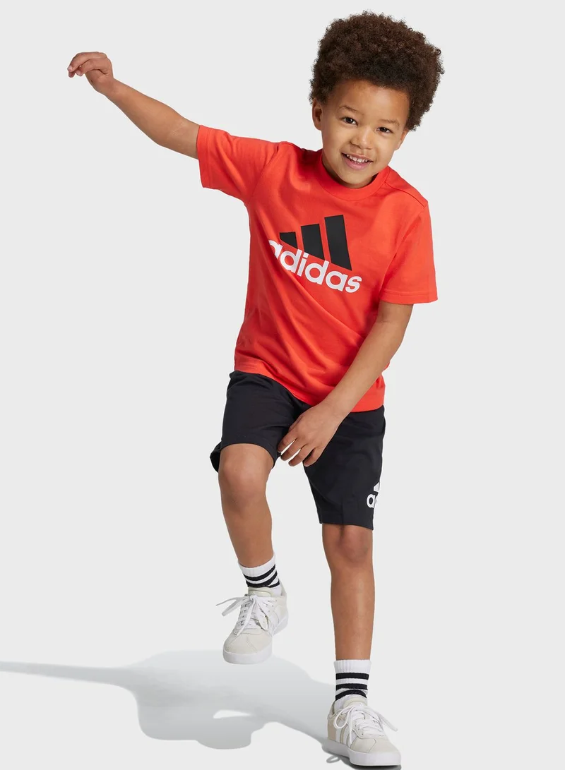 adidas تيشيرت كلاسيكي للأطفال بطبعة شعار الماركة