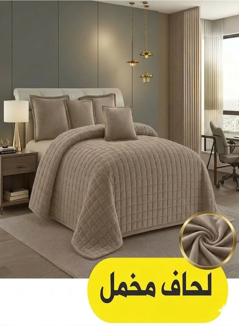 مون مفرش سرير نفرين فاخر مخمل ناعم – لحاف مزدوج الوجه 6 قطع (1 لحاف + 1 شرشف مغاط + 2 غطاء وسادة+ 2 خدادية ديكور) – تصميم أنيق يوفر الدفء والراحة – طقم مفارش  يناسب سرير مقاس 200x200 سم - Image 4