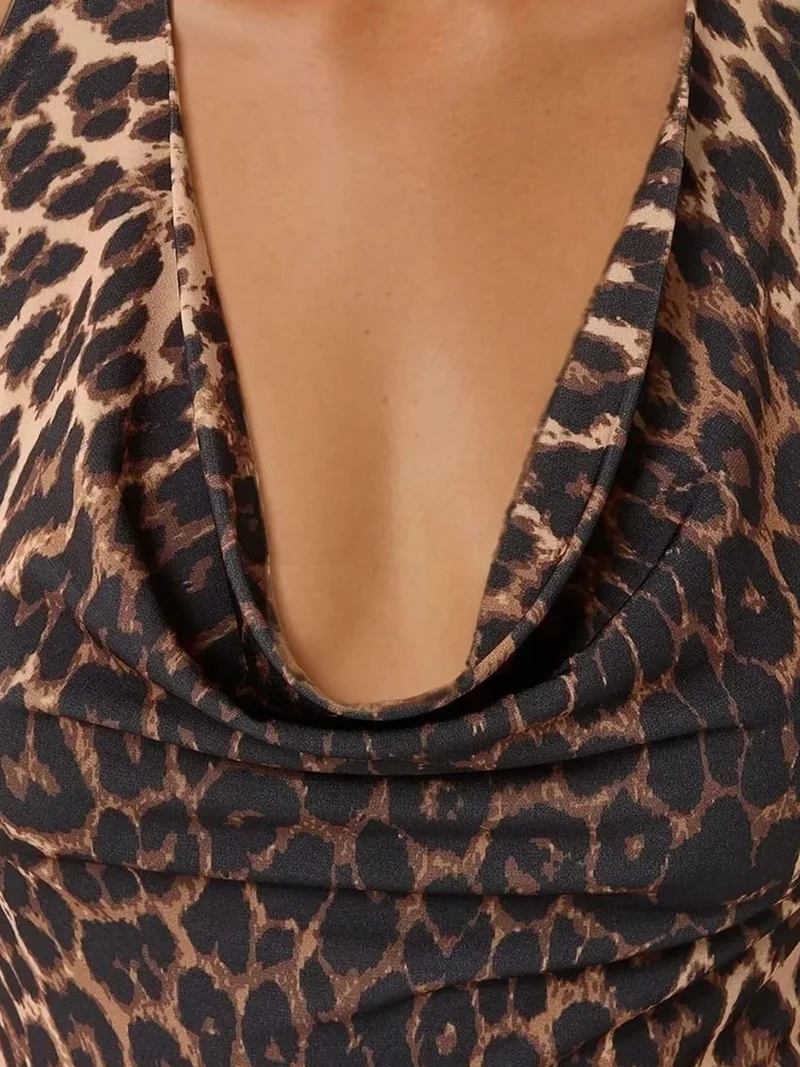 زوبعة بودي سوت بياقة شال بطبعة جلد الفهد بقصة ضيقة