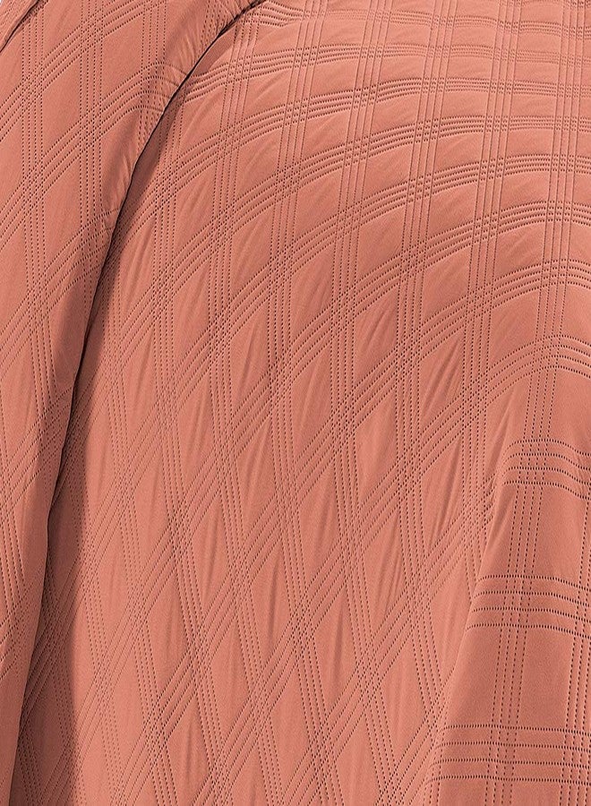 Fancy Linen طقم غطاء سرير من الكتان الفاخر 3 قطع مزخرف بتصميم حديث مربع كبير # جيني (كينغ/كاليفورنيا كينغ، كورال) - Image 2