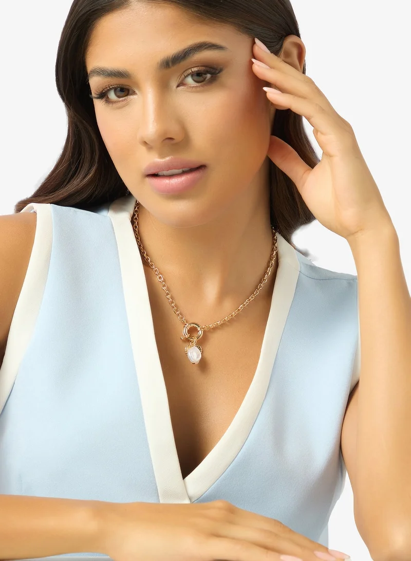 ايلا قلادة بتفاصيل ذهبية مع تعليقات