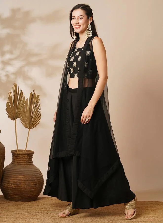 جلو باص طقم منسق من جاكيت شراج وبنطال بلازو مع بلوزة قصيرة بلا أكمام