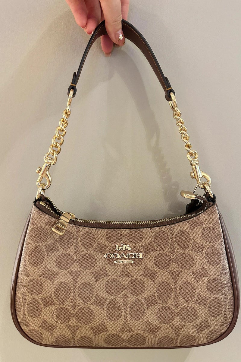 كوتش اوت ليت حقيبة كتف TERI ذات شعار كلاسيكي للمدرب، حقيبة كروس بودي، حقيبة يد - Image 1