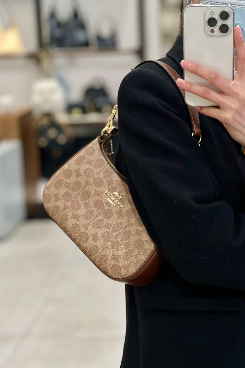 كوتش اوت ليت حقيبة كتف TERI ذات شعار كلاسيكي للمدرب، حقيبة كروس بودي، حقيبة يد - Image 2