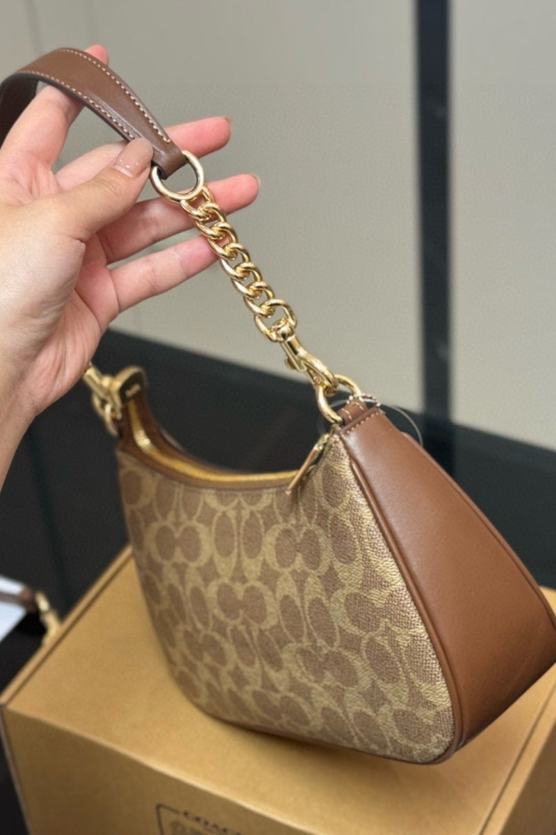 كوتش اوت ليت حقيبة كتف TERI ذات شعار كلاسيكي للمدرب، حقيبة كروس بودي، حقيبة يد - Image 4