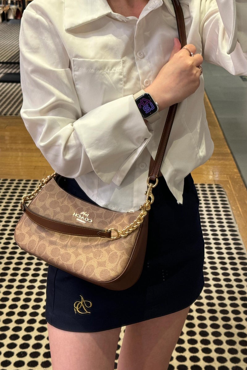 كوتش اوت ليت حقيبة كتف TERI ذات شعار كلاسيكي للمدرب، حقيبة كروس بودي، حقيبة يد - Image 3