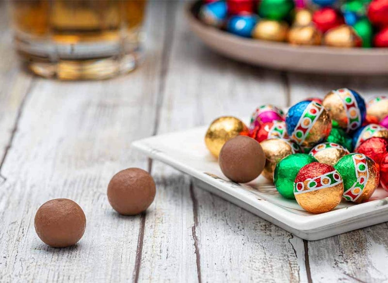 كرات الشوكولاتة بالحليب الفاخرة زينة عيد الميلاد ماديلين - مغلفة بورق العطلات الإيطالي - رائعة كهدايا للحفلات/جرار الحلوى - زينة بالحليب - Image 4