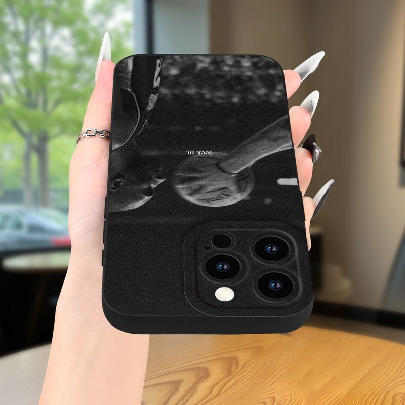 غلاف هاتف لـ iPhone 11 Pro برسوم توضيحية بلاعب كرة سلة يمسك الكرة بألوان مختلطة بالأبيض والأسود، متين، مقاوم للاصفرار، الخدوش، والسقوط. - Image 2