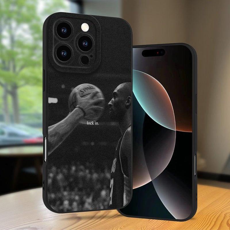 غلاف هاتف لـ iPhone 11 Pro برسوم توضيحية بلاعب كرة سلة يمسك الكرة بألوان مختلطة بالأبيض والأسود، متين، مقاوم للاصفرار، الخدوش، والسقوط. - Image 3