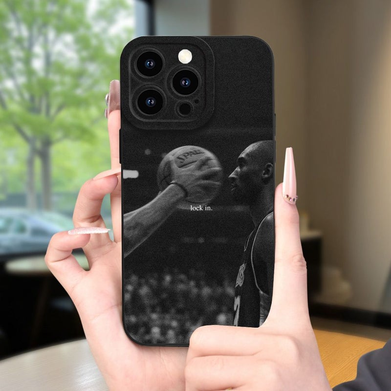 غلاف هاتف لـ iPhone 11 Pro برسوم توضيحية بلاعب كرة سلة يمسك الكرة بألوان مختلطة بالأبيض والأسود، متين، مقاوم للاصفرار، الخدوش، والسقوط. - Image 5
