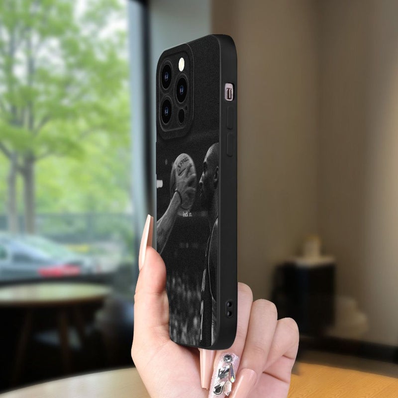 غلاف هاتف لـ iPhone 11 Pro برسوم توضيحية بلاعب كرة سلة يمسك الكرة بألوان مختلطة بالأبيض والأسود، متين، مقاوم للاصفرار، الخدوش، والسقوط. - Image 4