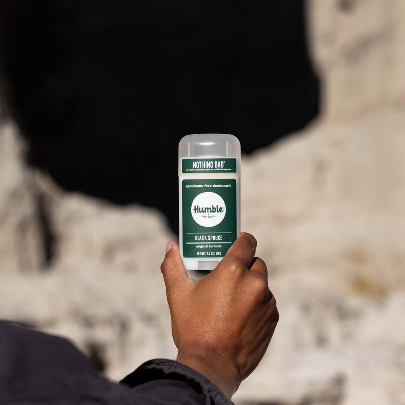 HUMBLE SIMPLE AND TRUE. مزيل العرق خالي من الألمنيوم من هومبل براندز - التركيبة الأصلية. تحكم طويل الأمد في الروائح مع بيكربونات الصوديوم والزيوت الأساسية، مزيل العرق من الصنوبر الأسود، 2.5 أونصة، 3 عبوات - Image 4