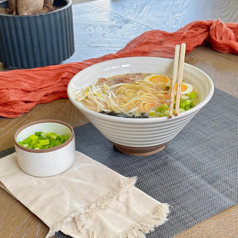 Mora طقم وعاء رامين سيراميك من 2، 45 أونصة - رائع لفو، حساء ميسو أودون، نودلز سريعة، تقديم، طعام تايلاندي أو آسيوي - أطباق نودلز يابانية كبيرة آمنة في الميكروويف، مطبخ حديث - أبيض فانيليا - Image 5