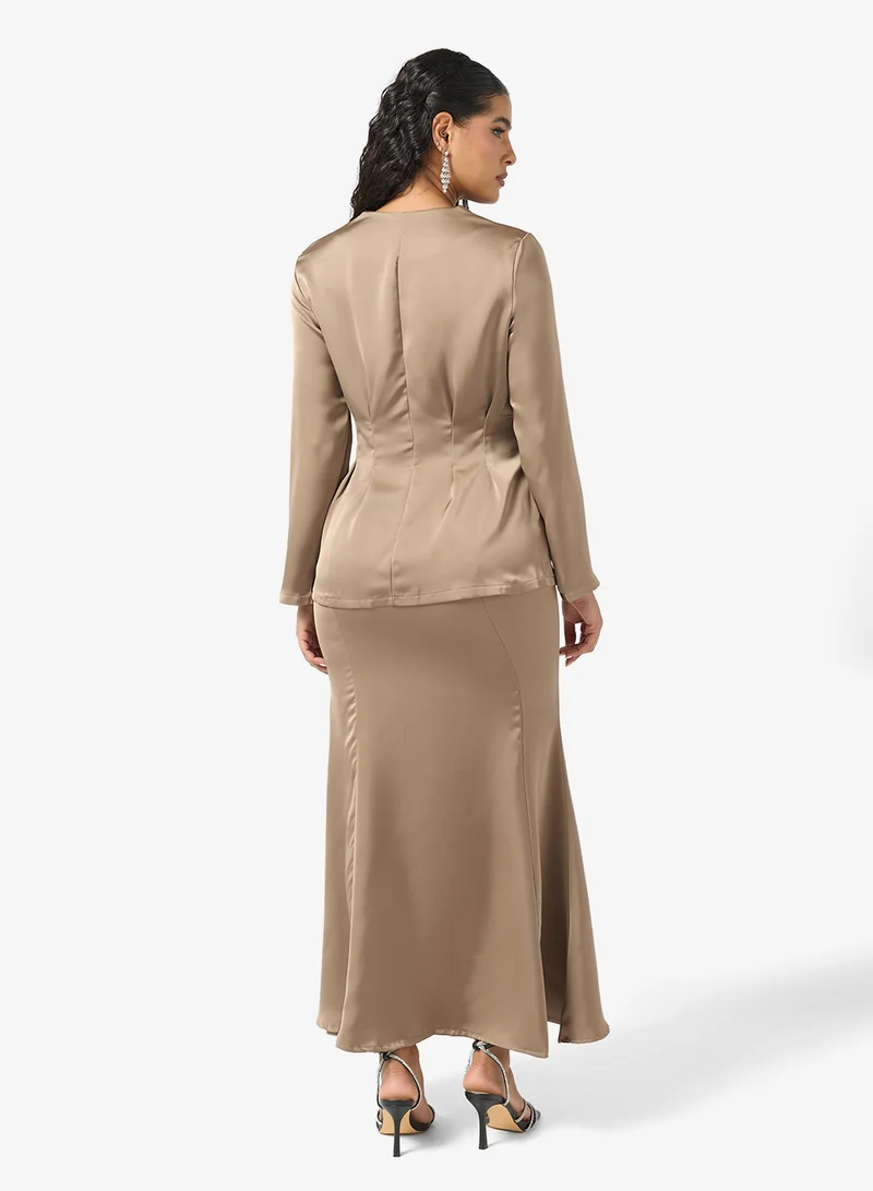 خزانة طقم بلوزة وتنورة بكسرات