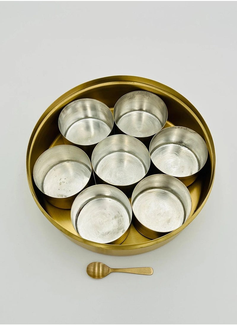 Swadesh Souq صندوق توابل نحاسي حرفي مع تصميم غطاء مزخرف  - Image 1
