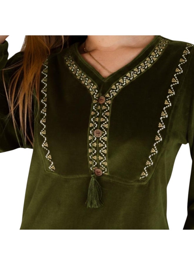 زيكوتكس  عباية نسائية شتوية قطيفة ملكي ناعمة - لون زيتي داكن بتطريز صدر هندسي راقٍ - جلالة استقبال بفتحة رقبة V. - Image 2