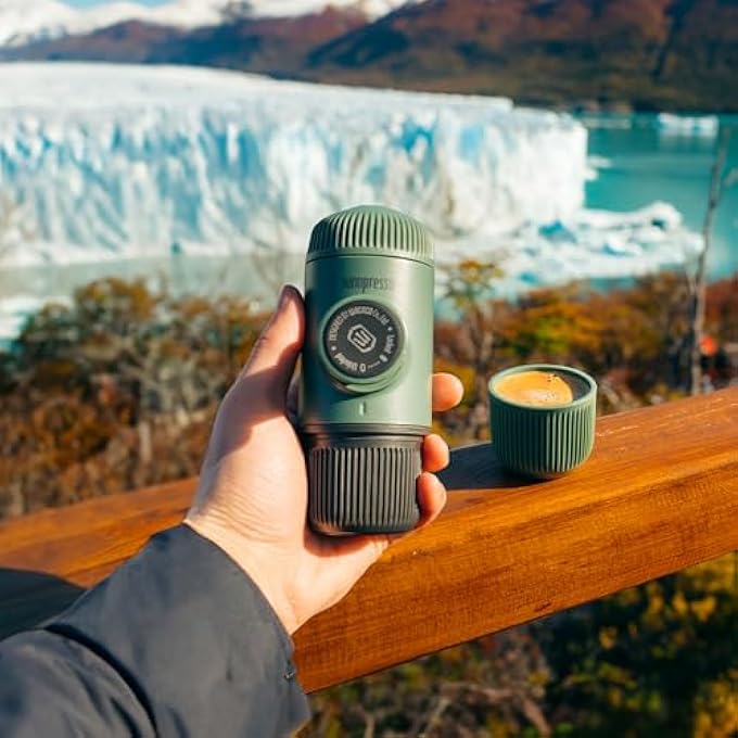 واكاكو ماكينة صنع الإسبريسو المحمولة Nanopresso مع حقيبة واقية، إصدار مطور من ماكينة صنع القهوة Minipresso Mini Travel مثالية للتخييم والسفر والمكتب، عناصر جديدة باللون الأخضر الطحلب - Image 4