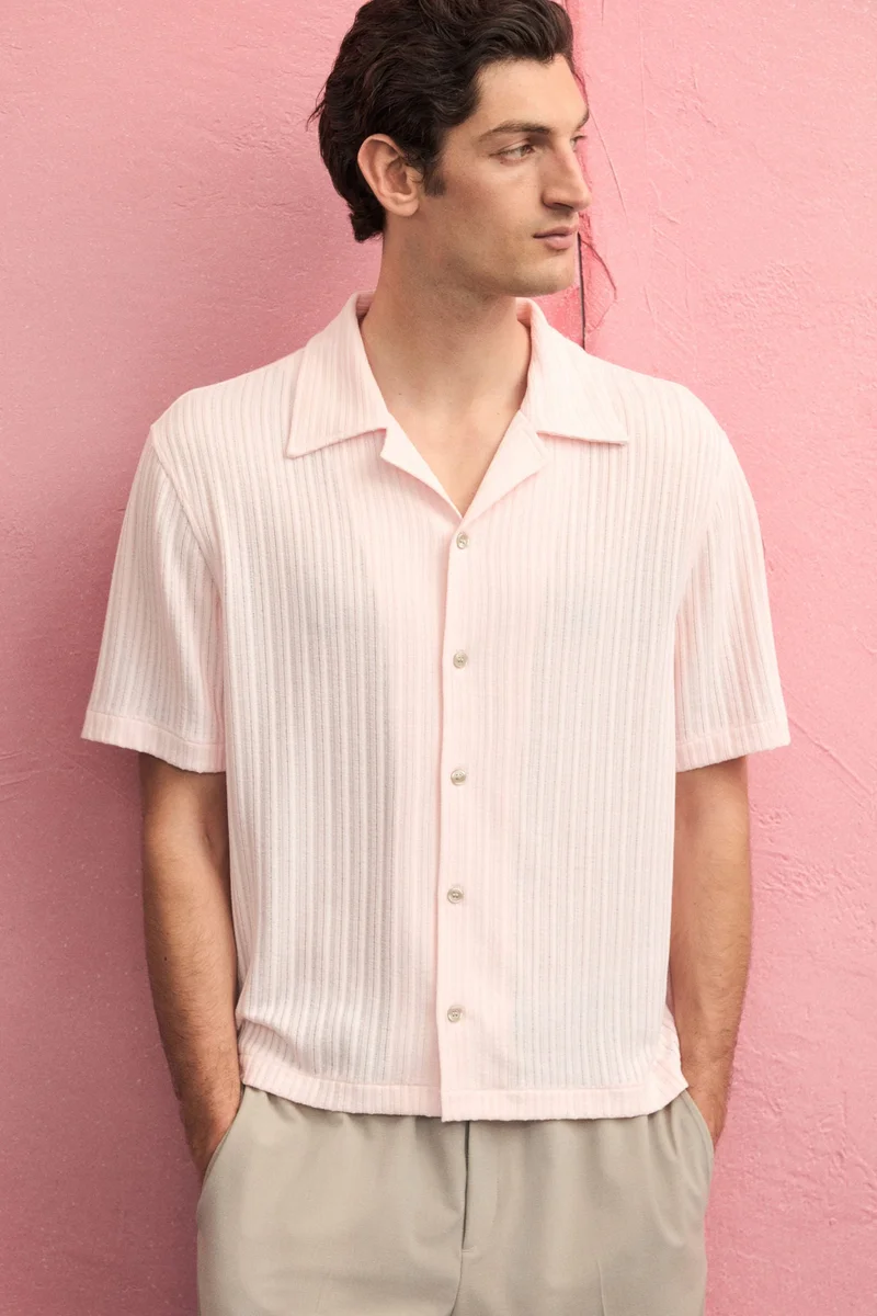 اتش اند ام قميص ريزورت واسع من نسيج مرن