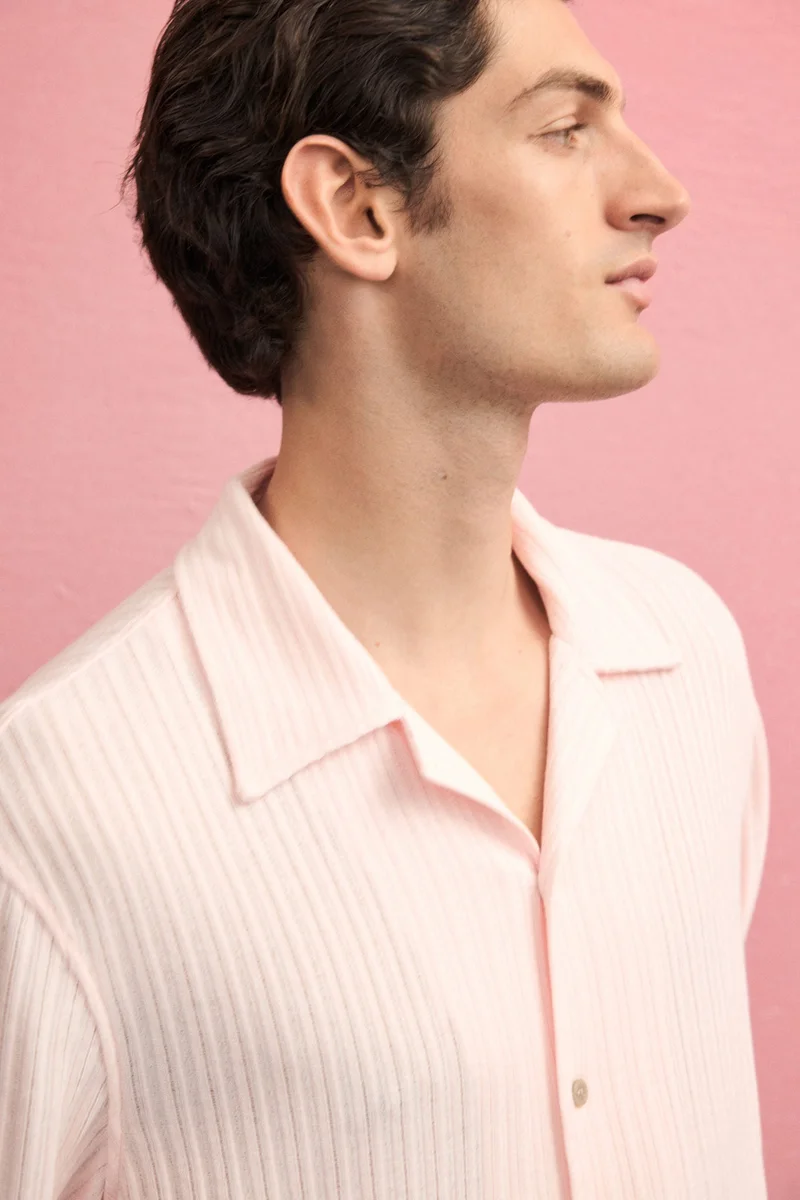 اتش اند ام قميص ريزورت واسع من نسيج مرن