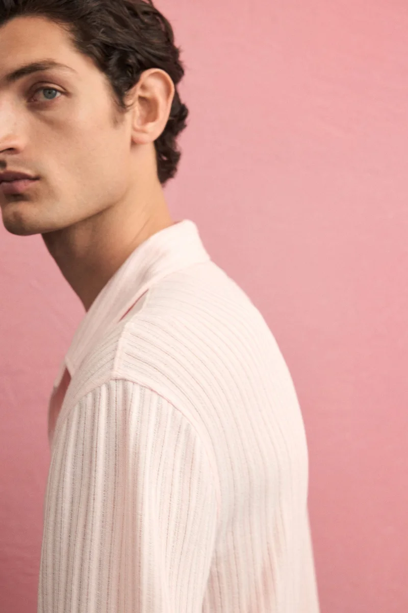 اتش اند ام قميص ريزورت واسع من نسيج مرن