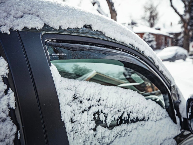 WeatherTech مصدات النوافذ الجانبية المخصصة WeatherTech لسيارة نيسان فرونتير - (821055IM)، مجموعة أمامية وخلفية - تظليل داكن - Image 5