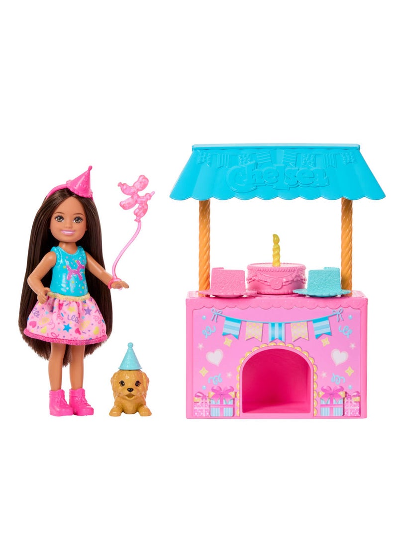 Barbie مجموعة حفلة عيد ميلاد مفاجأة عائلية وأصدقاء مع دمية تشيلسي الصغيرة (بنية الشعر)، بيت الكلب المتحول و10+ ملحقات - Image 5
