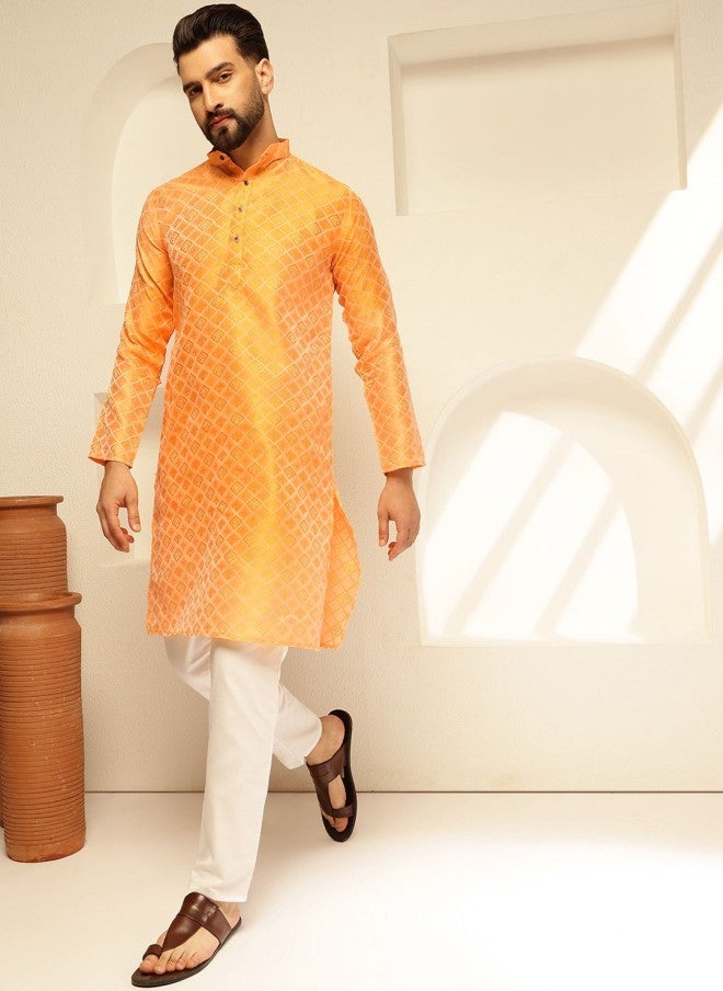 Sojanya قميص برتقالي من مزيج الحرير مع بيجاما بيضاء للرجال - Image 4