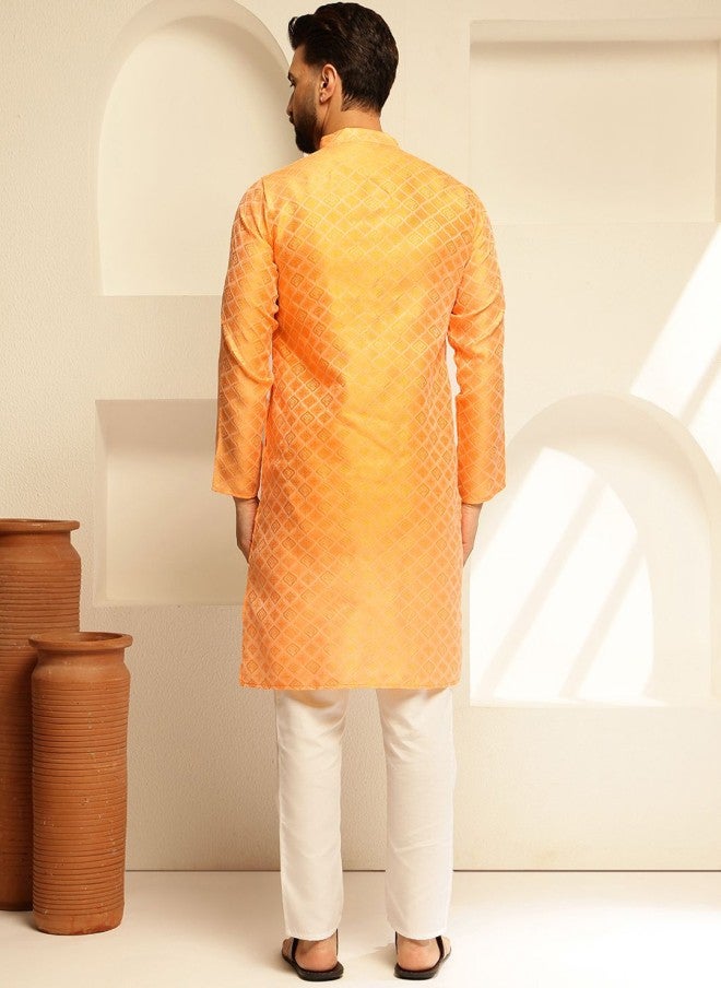 Sojanya قميص برتقالي من مزيج الحرير مع بيجاما بيضاء للرجال - Image 5