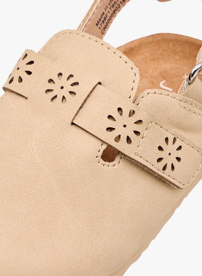 جونيورز صنادل بناتي بتفاصيل مقصوصة وإغلاق بشريط لاصق - Image 4