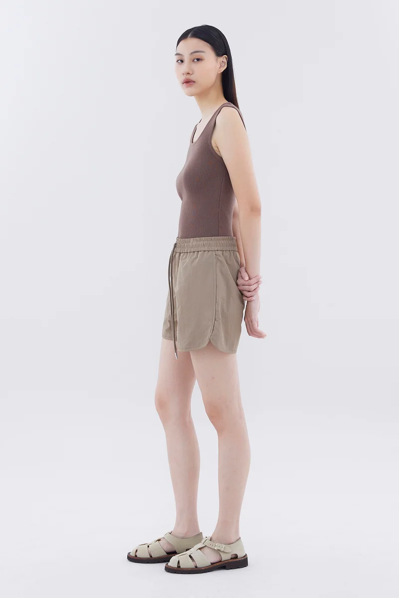 ذا اديتورز ماركت Ellegra Curve-Hem Shorts
