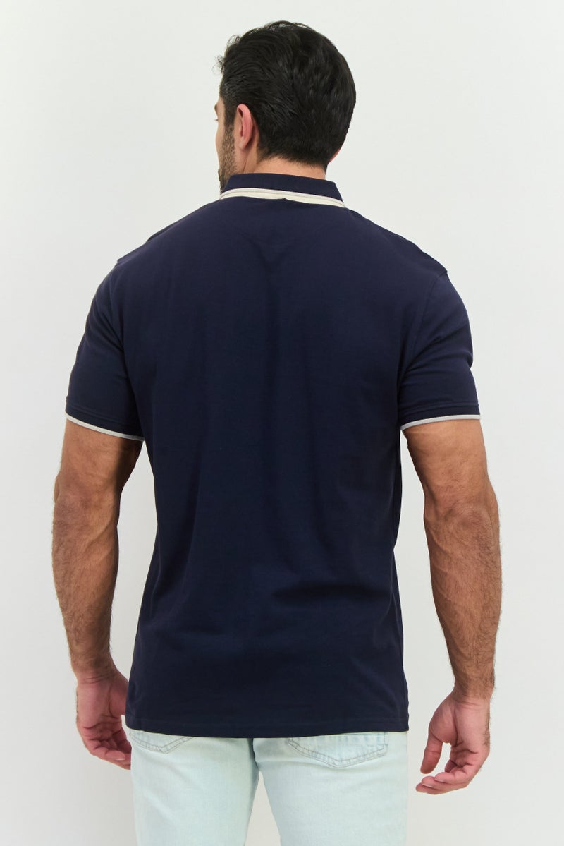 CROSSHATCH تي شيرت بولو قصير الأكمام للرجال بتصميم عادي مع شعار العلامة التجارية، أزرق داكن - Image 3