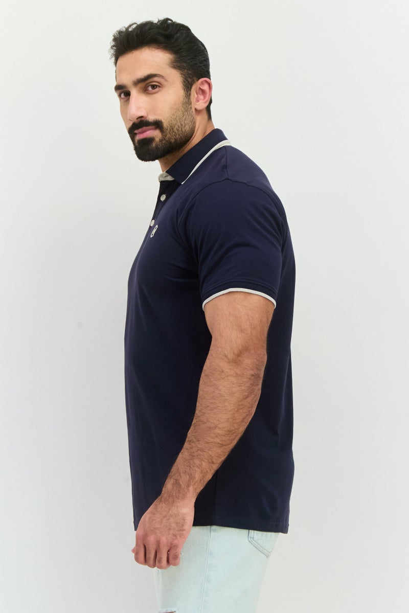 CROSSHATCH تي شيرت بولو قصير الأكمام للرجال بتصميم عادي مع شعار العلامة التجارية، أزرق داكن - Image 2
