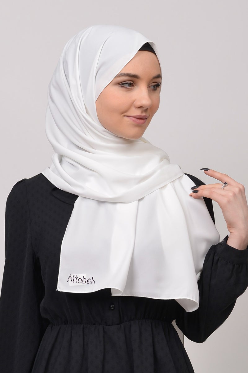 Altobeh شال حجاب حرير سادة من المدينة المنورة - أبيض  - Image 2
