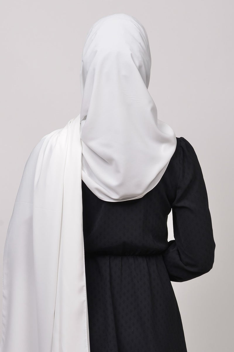 Altobeh شال حجاب حرير سادة من المدينة المنورة - أبيض  - Image 5