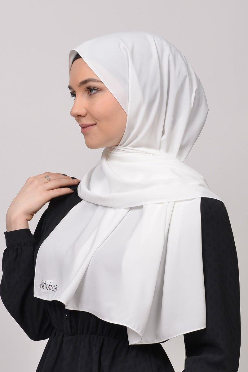 Altobeh شال حجاب حرير سادة من المدينة المنورة - أبيض  - Image 4