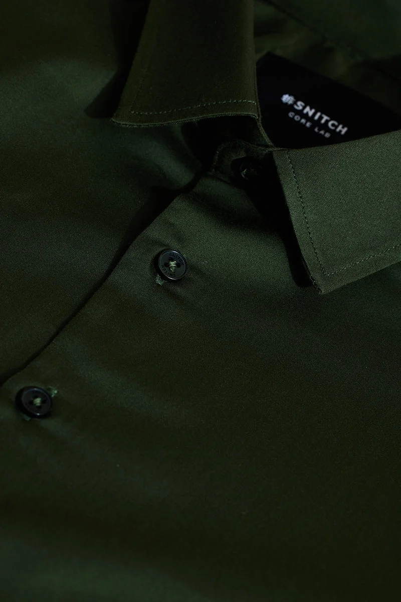 SNITCH قميص كور لاب بقصة ضيقة من الساتان المطاطي باللون الأخضر الداكن