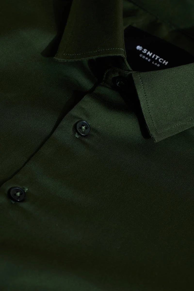 سنيتش قميص كور لاب بقصة ضيقة من الساتان المطاطي باللون الأخضر الداكن