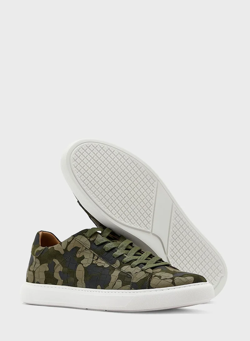 Hoog Camo Sneakers