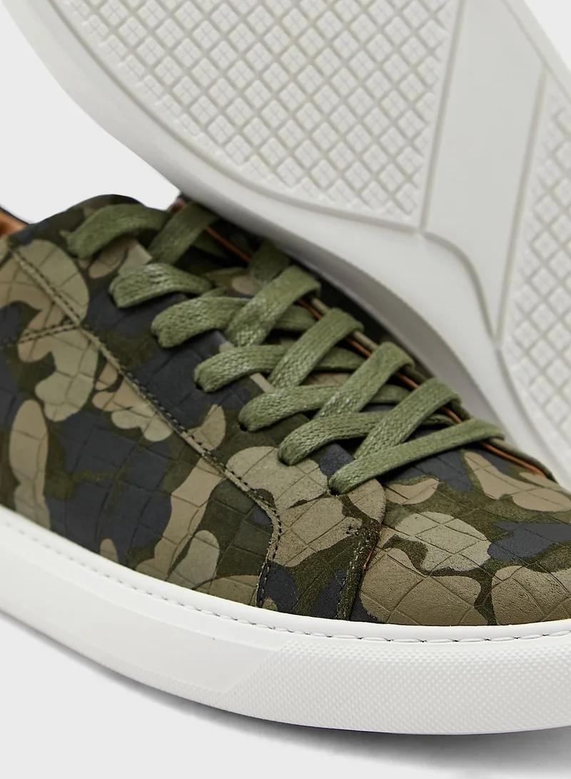 Hoog Camo Sneakers