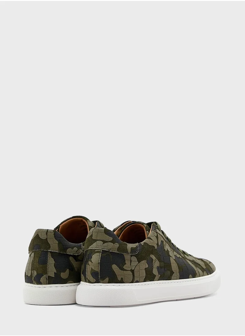 Hoog Camo Sneakers