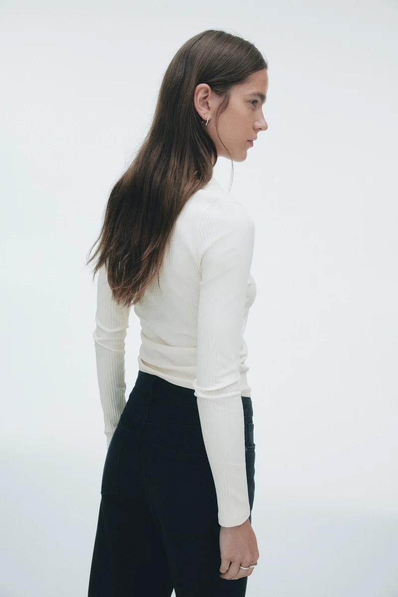 اتش اند ام بلوزة بياقة مرنة