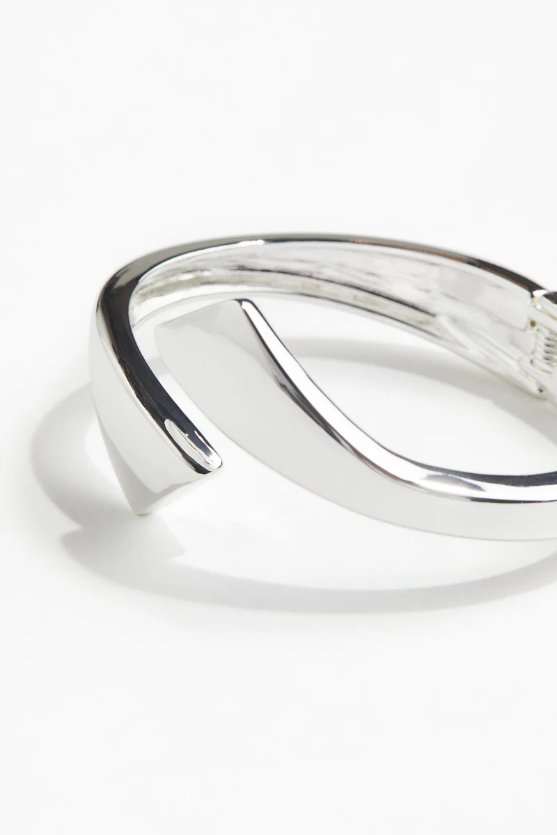 اتش اند ام إسوارة