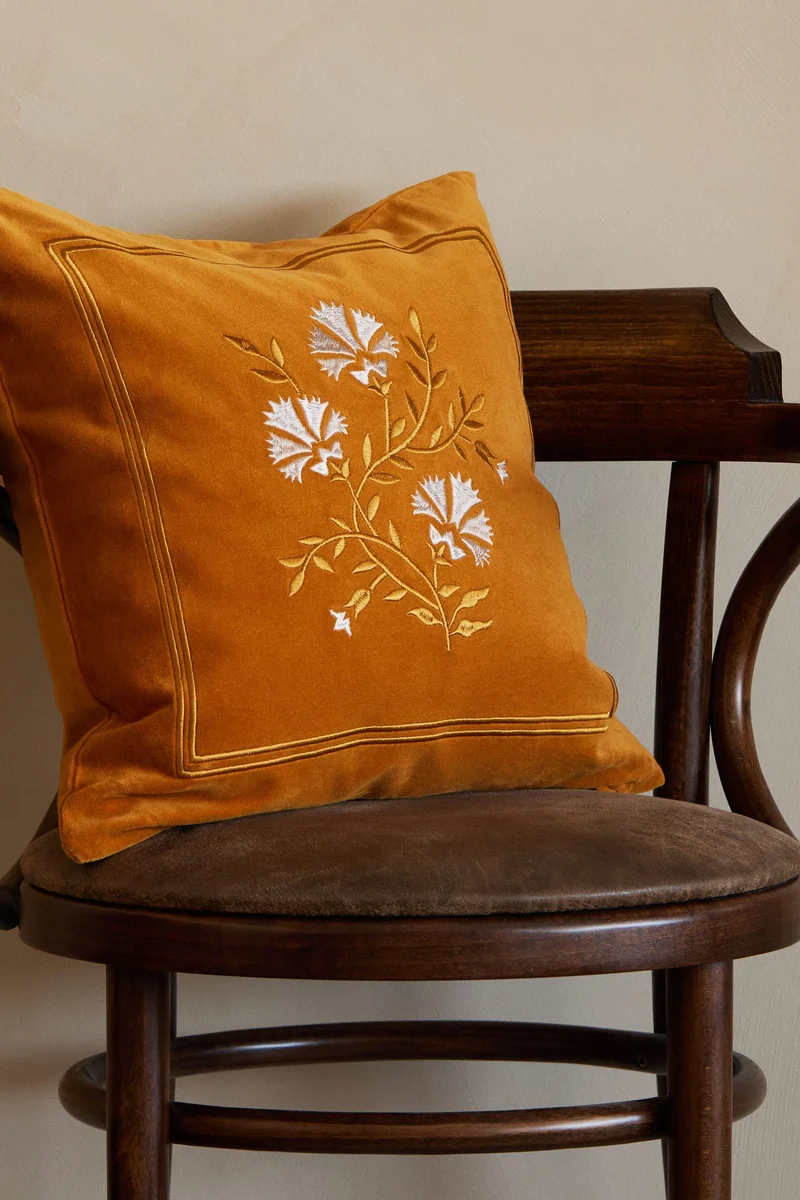 اتش اند ام غطاء وسادة بتطريزات