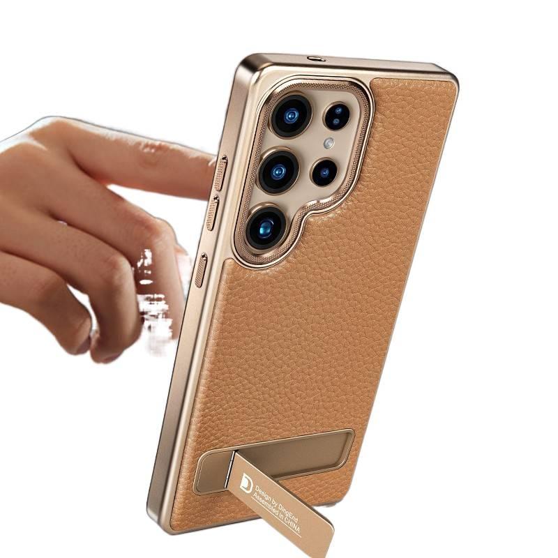غطاء واقي بملمس جلد لـ Samsung Galaxy S24 Ultra باللون بني مغناطيسي بوظيفة حامل مع حماية من السقوط ومقاومة بصمات الأصابع مع مقاوم للصدمات مع حامل قائم مع مغناطيس قوي للعائلة - Image 3