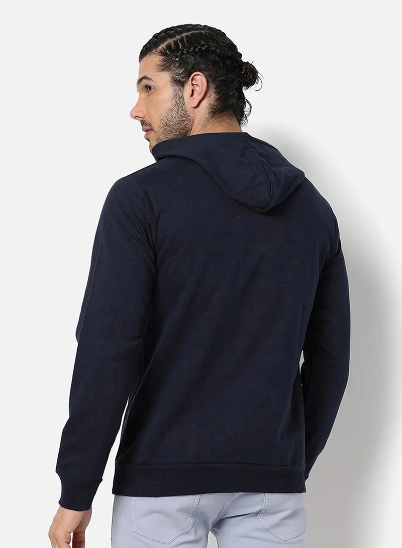 كامبوس سوترا هودي رجالي بطبعة شانت أوم باللون الأزرق الليلي