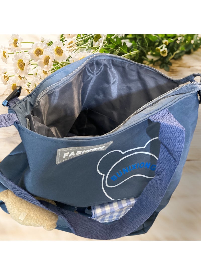 فاشون شنطة كتف حمل لطيفة من القماش و النايلون متعددة الاستخدامات مع سحاب لحفظ الاشياء داخل الحقيبة و جيبين خارجيين فيه نقش كاروهات و  دبدوب لطيف سعة كبيره يستخدمها الفتيات المراهقات او الامهات او الاطفال سهلة التنظيف تحفظ غيرات الاطفال او المقنيات الشخصية او العاب البحر او المكياج او العطور في السفر او الخروج اليومي ايضا مثاليه للهدايا لون ازرق كحلي - Image 3