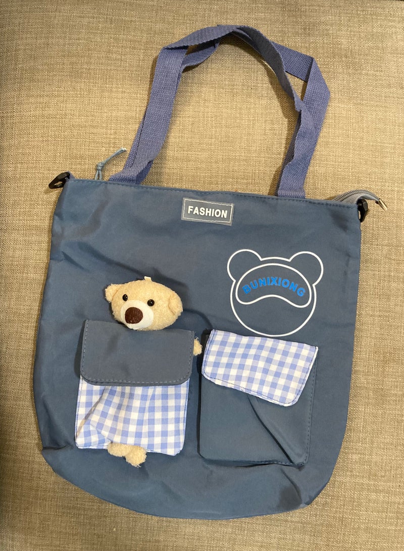 فاشون شنطة كتف حمل لطيفة من القماش و النايلون متعددة الاستخدامات مع سحاب لحفظ الاشياء داخل الحقيبة و جيبين خارجيين فيه نقش كاروهات و  دبدوب لطيف سعة كبيره يستخدمها الفتيات المراهقات او الامهات او الاطفال سهلة التنظيف تحفظ غيرات الاطفال او المقنيات الشخصية او العاب البحر او المكياج او العطور في السفر او الخروج اليومي ايضا مثاليه للهدايا لون ازرق كحلي - Image 4